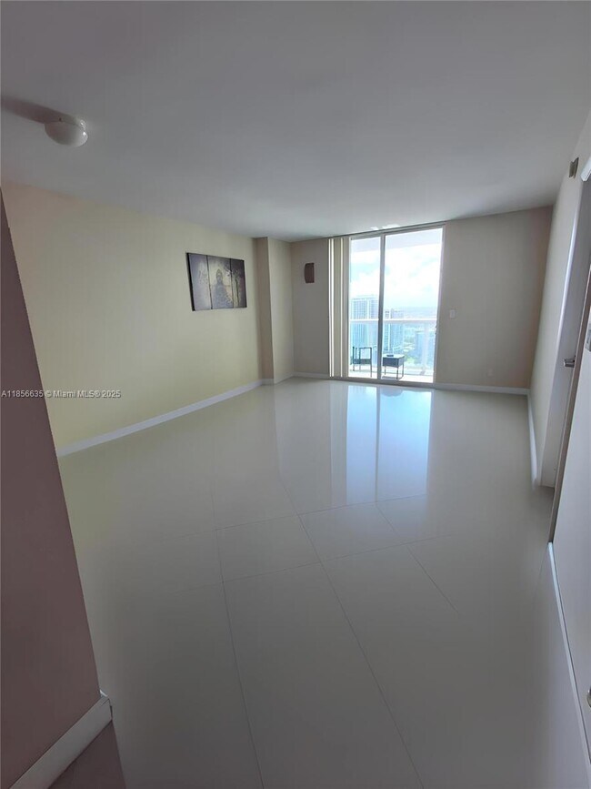 Building Photo - 1800 N Bayshore Dr