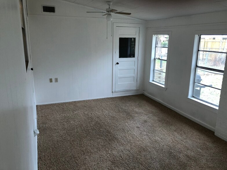 1034 Elizabeth - 2nd bedroom. Washer/Dryer in closet - 1034 Elizabeth Ave
