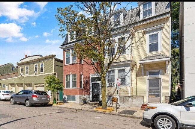 Building Photo - 171 Brooks St