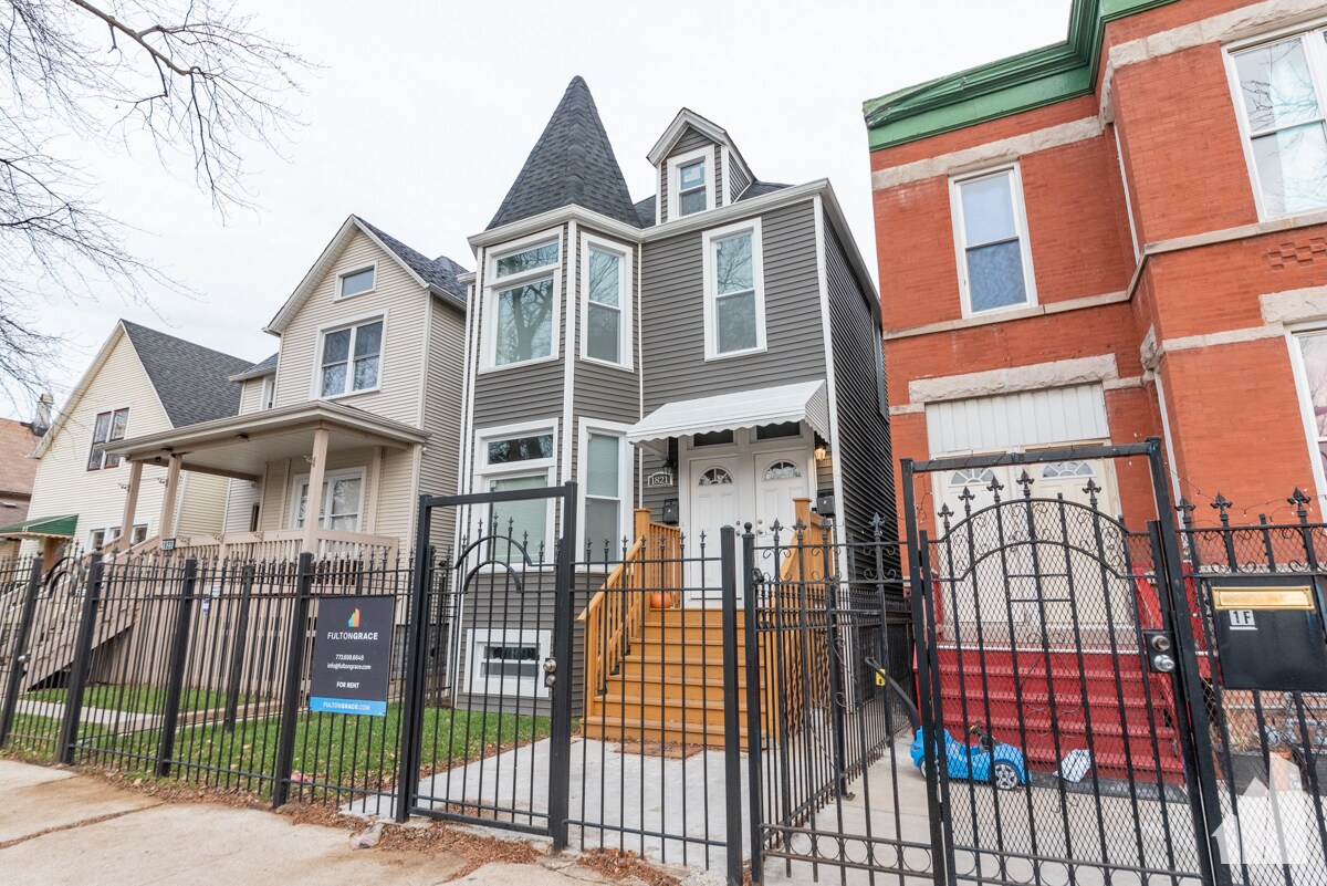 Building Photo - 1821 N Tripp Ave