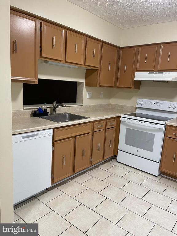 Building Photo - 2420 Rosecroft Ct