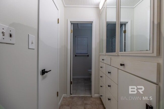 Building Photo - 558 Bellangee Ave