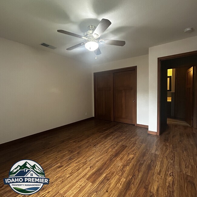 Building Photo - 1565 E Lenz Ln