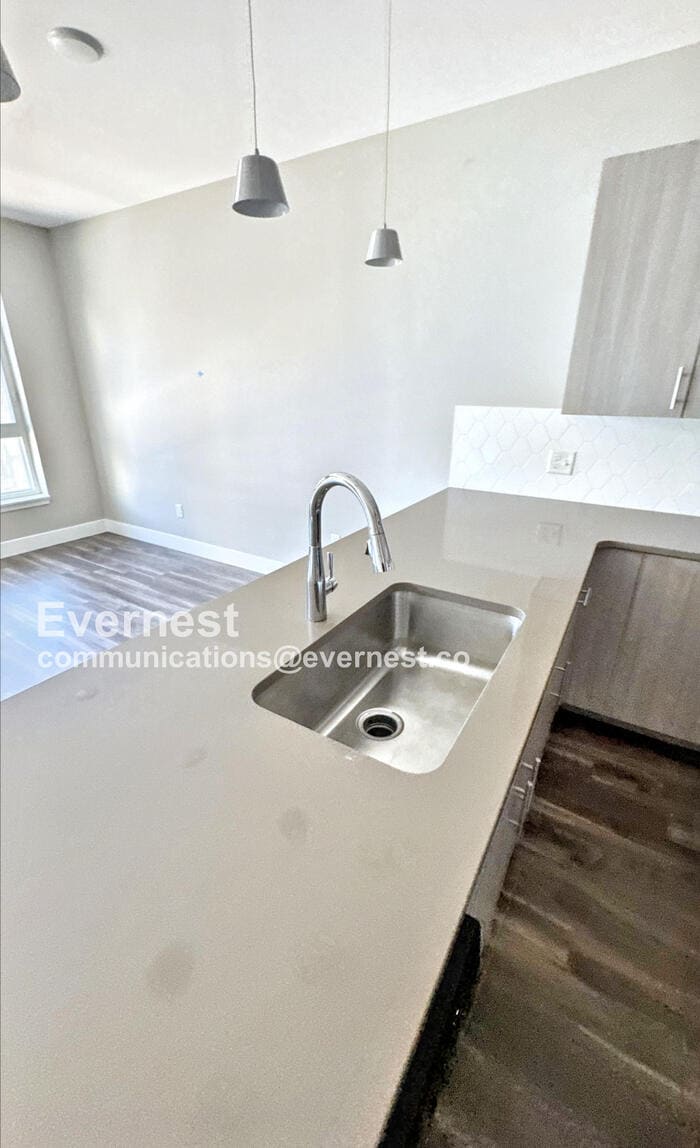 Building Photo - 2374 S University Blvd