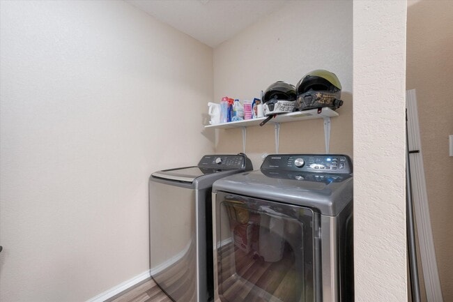 Building Photo - Easy Living on Amber Ledge