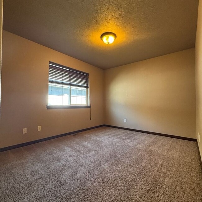 Building Photo - Cute and Cozy 3 Bedroom 2 Bath Rancher