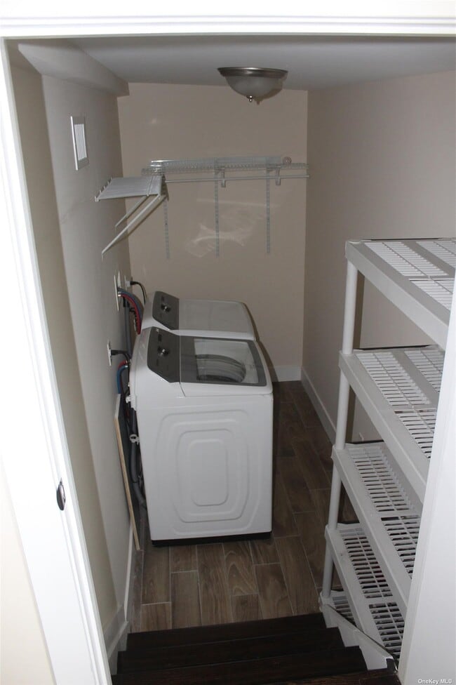 Building Photo - 9 Sinclair St