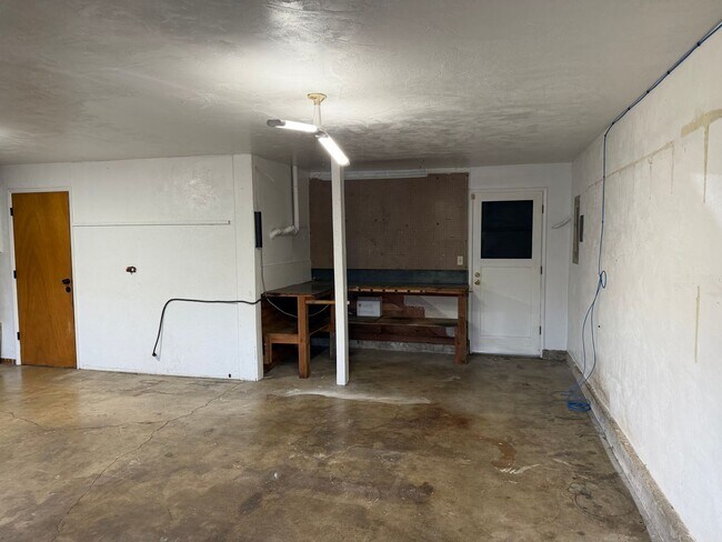 Building Photo - Updated 2 bedroom 1 bath duplex!