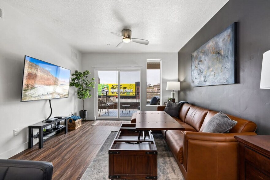 Building Photo - 380 S 400 E
