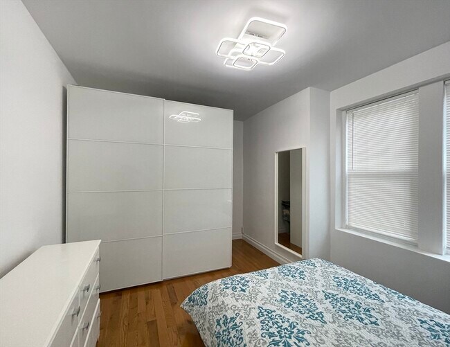 Building Photo - 64 Queensberry St