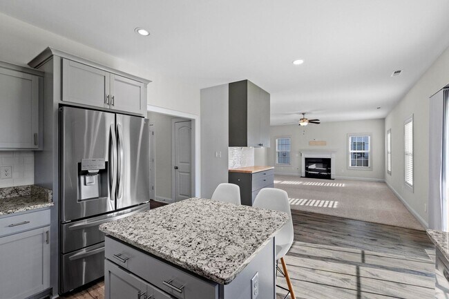 Building Photo - Large 4 bedroom in The Shores and Windpointe!