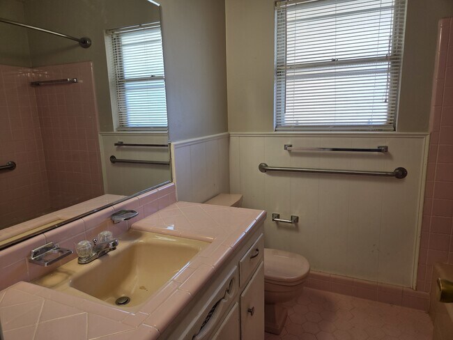 Building Photo - 3225 N Ridgewood Dr