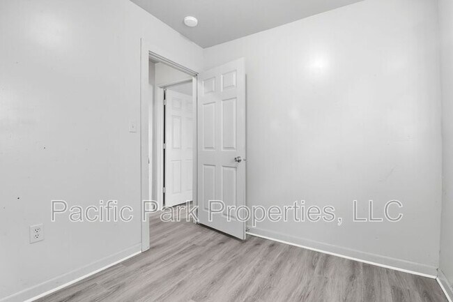 Building Photo - 502 S Holmes Ave