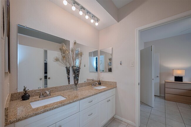 Building Photo - 2121 El Paseo St