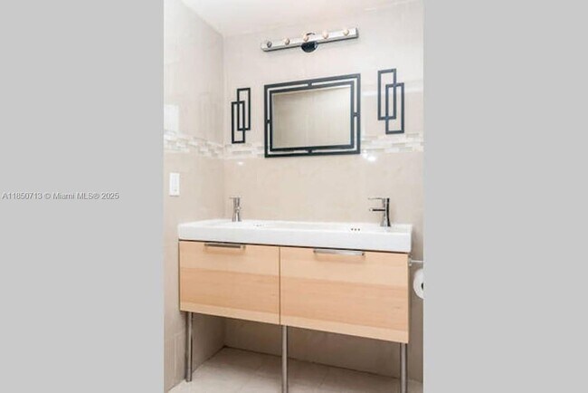 Building Photo - 1301 NE Miami Gardens Dr