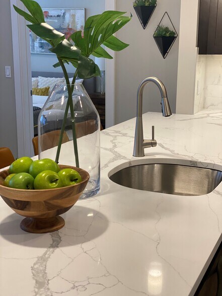 Building Photo - Bright and Airy 2 Bedroom Corner Unit