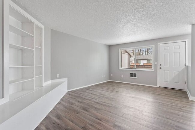 Building Photo - 2 bedroom 1 bath in Clackamas!!