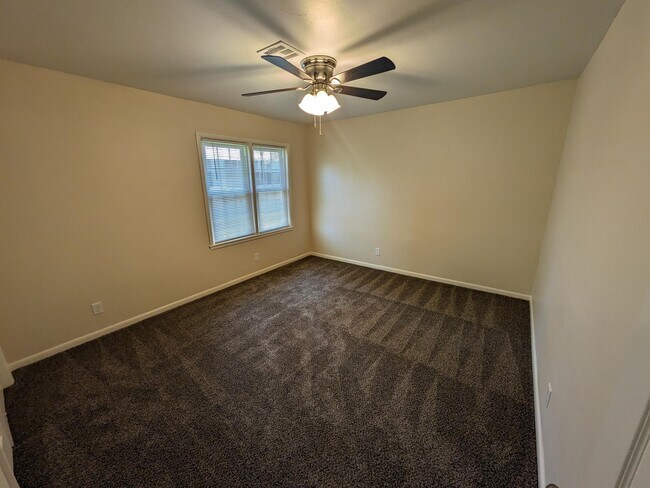 Building Photo - 423 S Bristow Ave