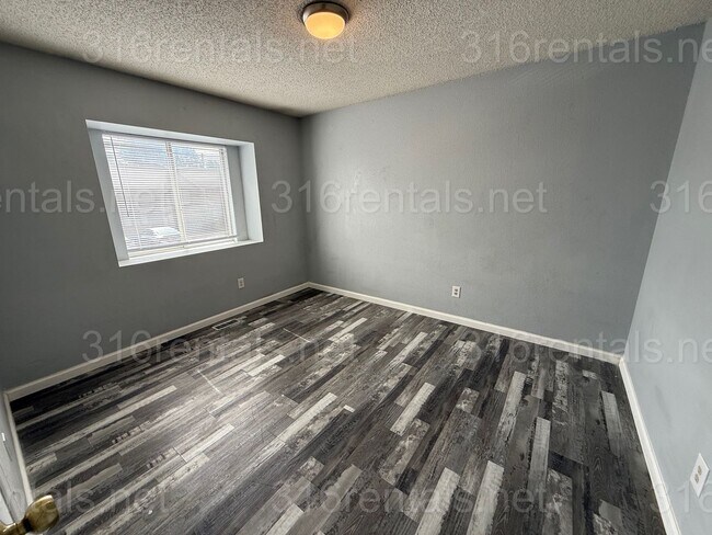 Building Photo - $895 - 2 bed 1.5 bath beautiful bi-level a...