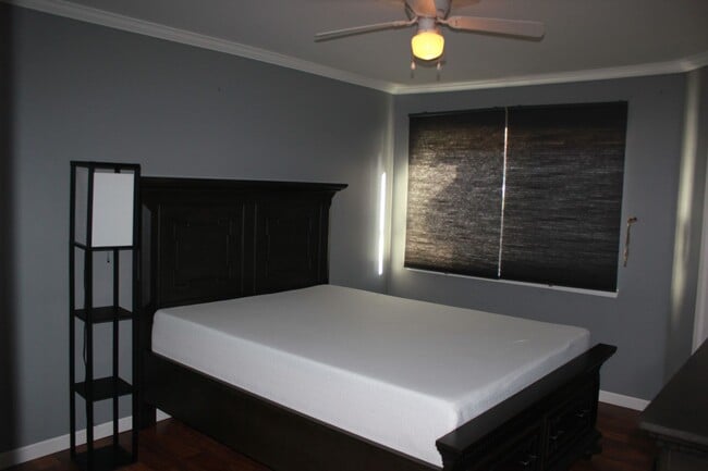 Building Photo - Gated Condo 2 bedroom 2 bath with no stairs!