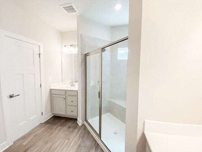 Building Photo - Immaculate & Stunning 3 Bedroom 2.5 Bathro...