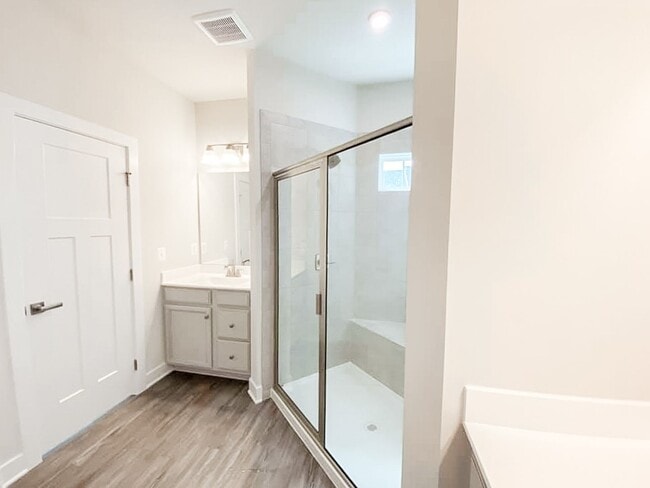 Building Photo - Immaculate & Stunning 3 Bedroom 2.5 Bathroom Brick, End-Unit Condo Style Townhome In Luxurious An...