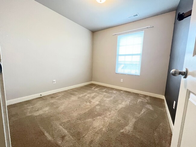 Building Photo - 3 Bedroom/3.5 Bathroom Townhome in South J...