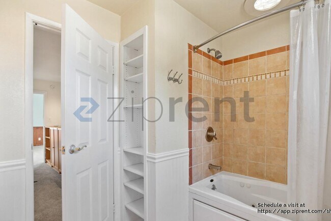 Building Photo - 920 Belmont Way