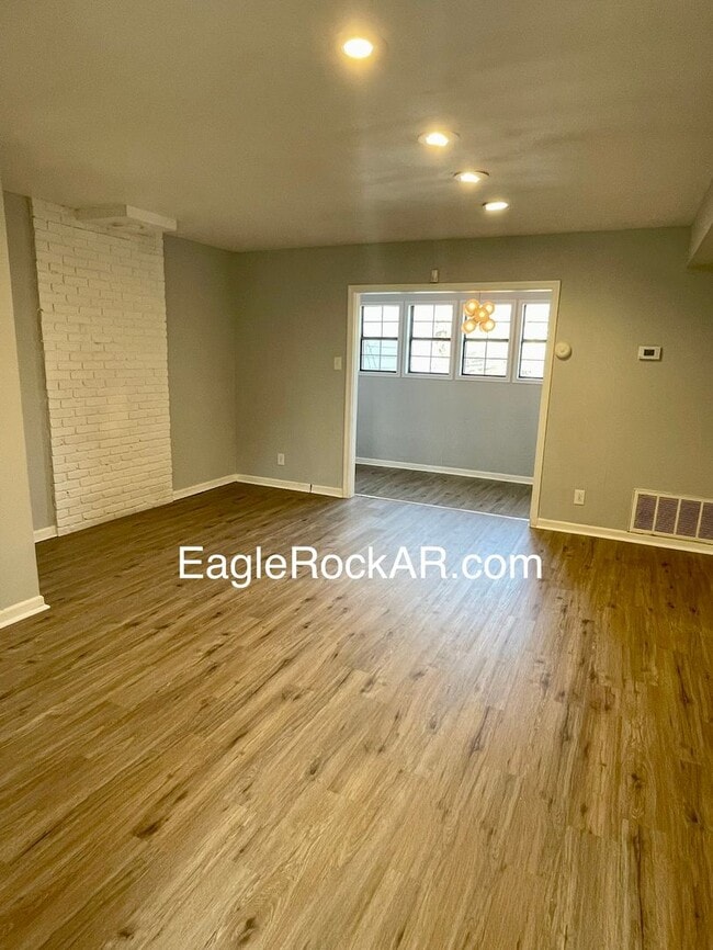 Building Photo - Cozy Townhome with Pool!