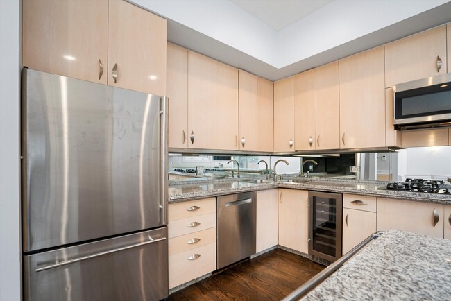 Building Photo - 171 W Goethe St