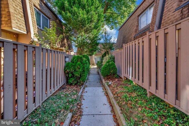 Building Photo - 3890 Mariposa Pl