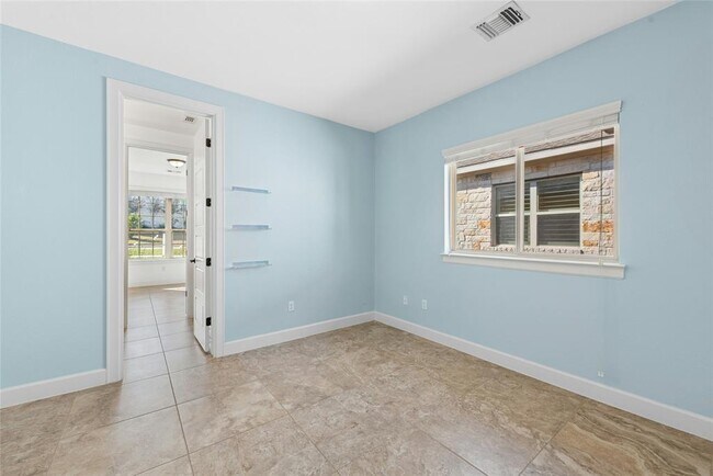 Building Photo - 404 Highland Village Dr