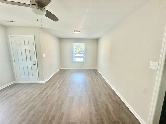 Building Photo - 1065 Farm Pond Ln