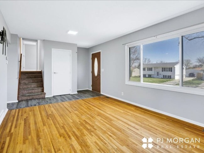 Building Photo - 3 bedroom, 2 Bathroom Home - Available Now