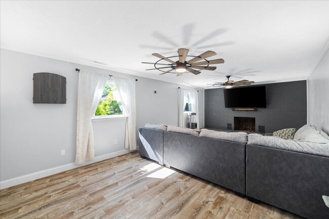 Building Photo - Spacious Home with Amazing Fenced Yard in ...