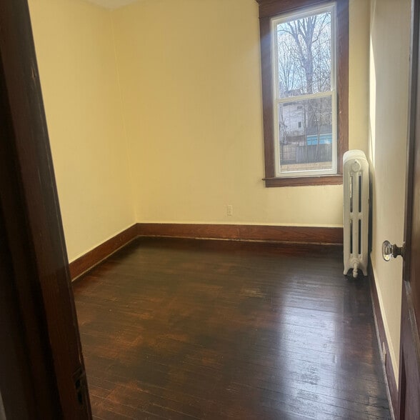 Building Photo - 182-184 Main St