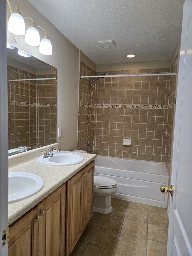 Building Photo - Avalon Park Spacious two story townhome