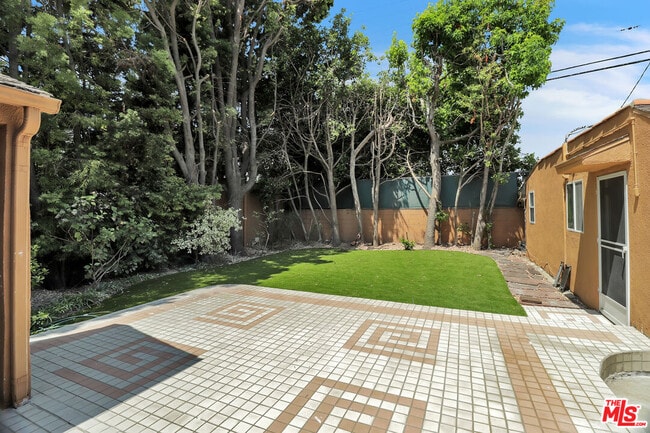 Building Photo - 1105 S Alfred St