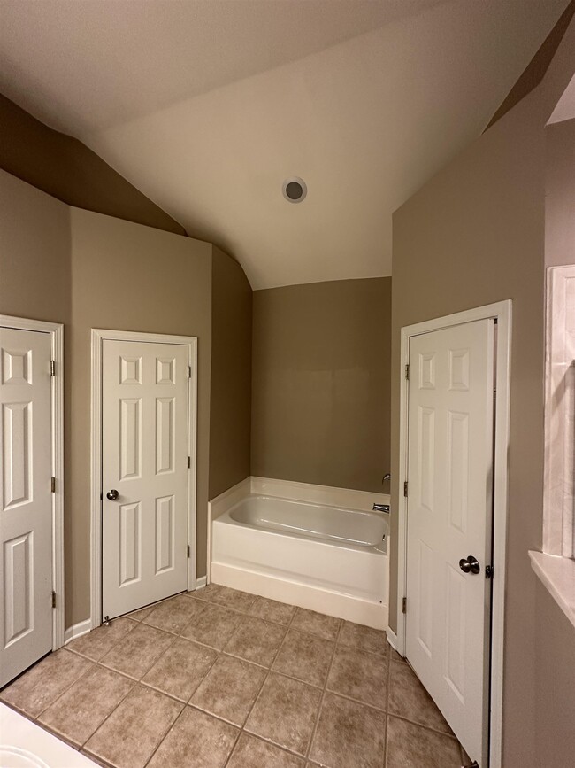 Building Photo - 1354 Island Pl E