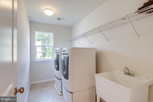 Building Photo - 10424 Goldenrod Dr