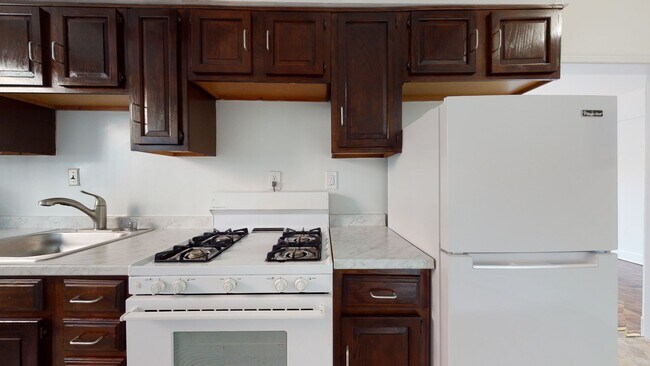 Building Photo - MacArthur Park One Bedroom W/Off Street Pa...