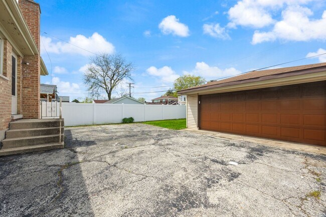 Building Photo - 4850 N Clifton Ave