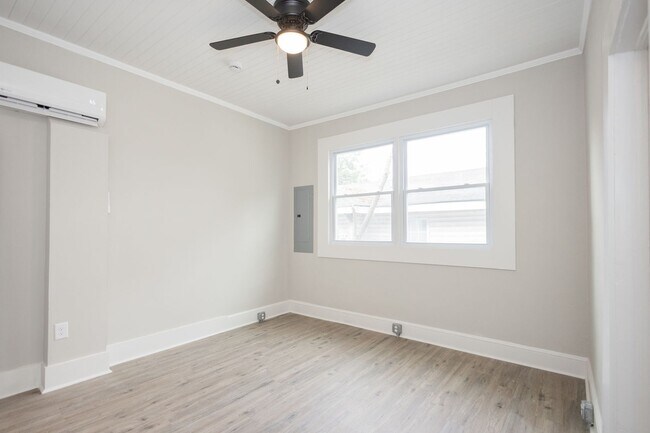 Building Photo - 725 W Poplar St