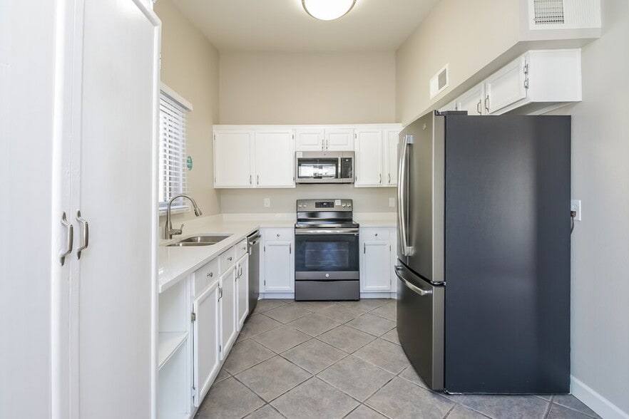 Building Photo - 7008 W Canterbury Dr