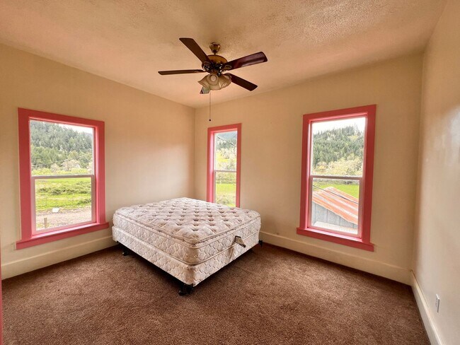 Building Photo - 98382 Sitkum Ln