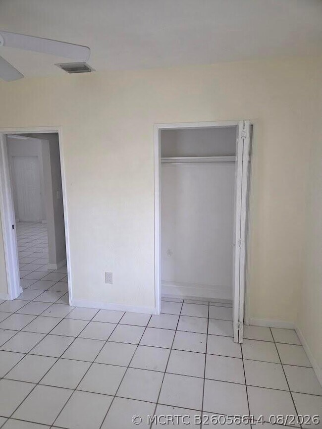 Building Photo - 1152 Bayview Dr