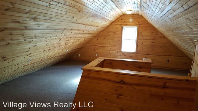 Building Photo - 102 E Brown St