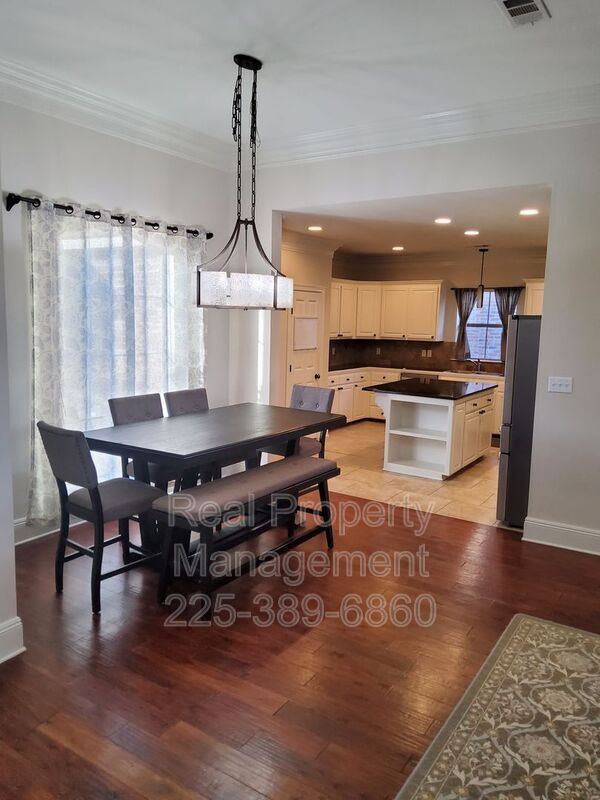 Building Photo - 10950 Hillpark Ave