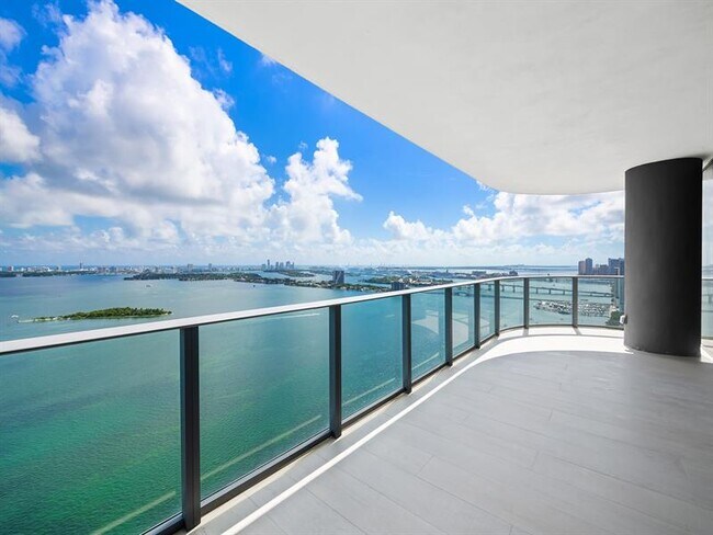 Building Photo - 700 NE 24th St