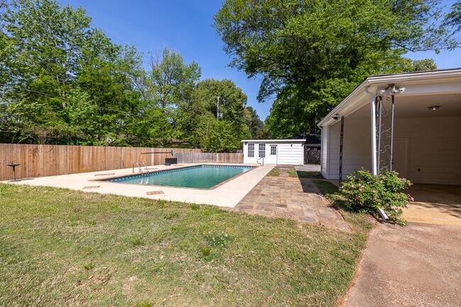 Building Photo - 1539 Brookside Dr